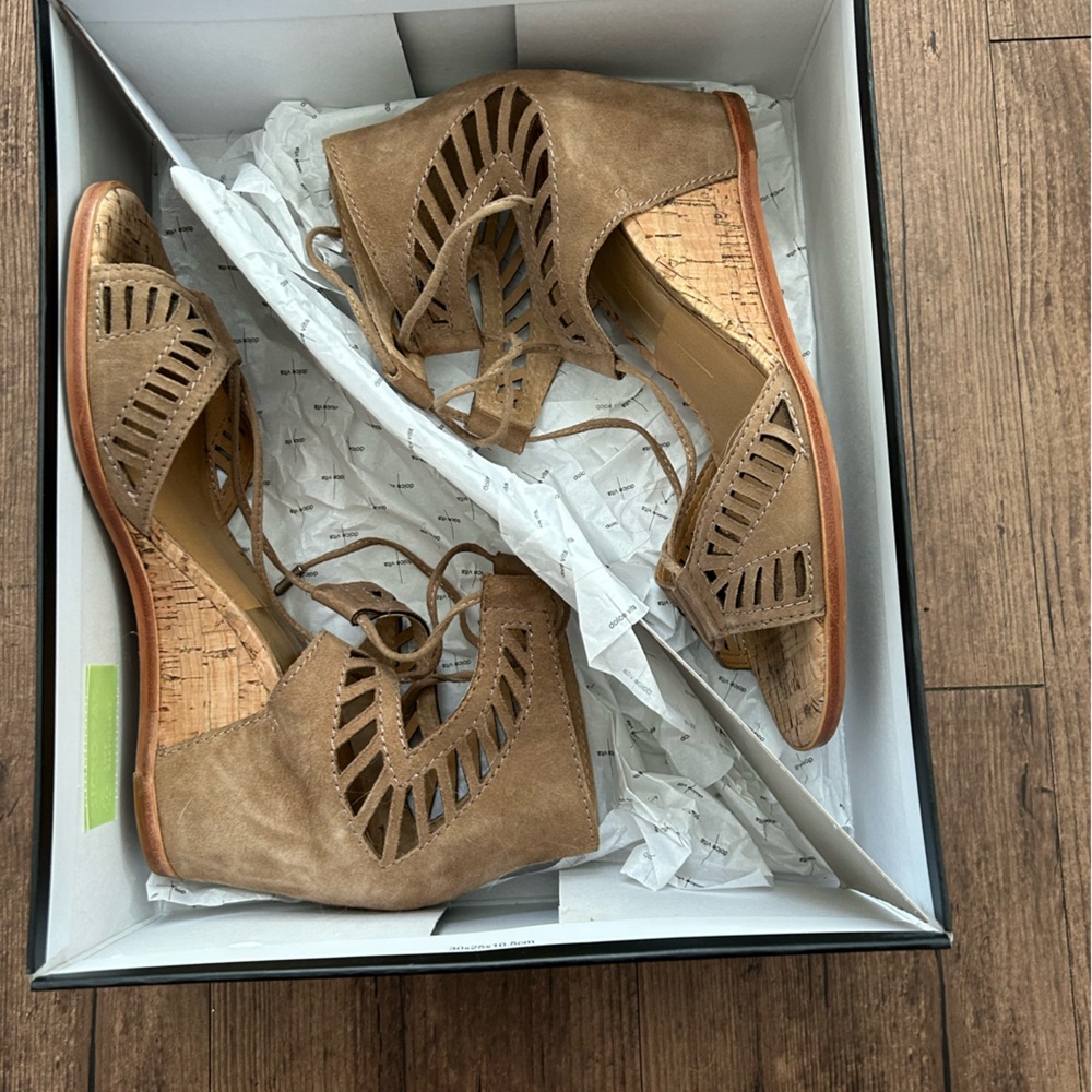 Dolce Vita Women's Linsey Embossed Wedges Almond Tan Us